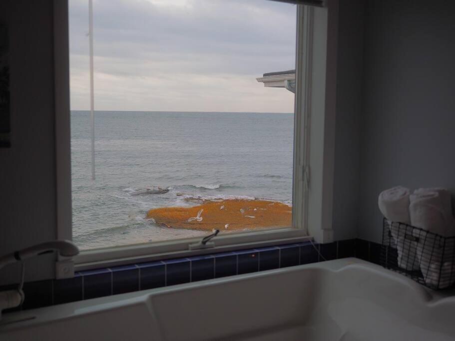 Casa Al Mare Beachfront Retreat King Bed Near Yale